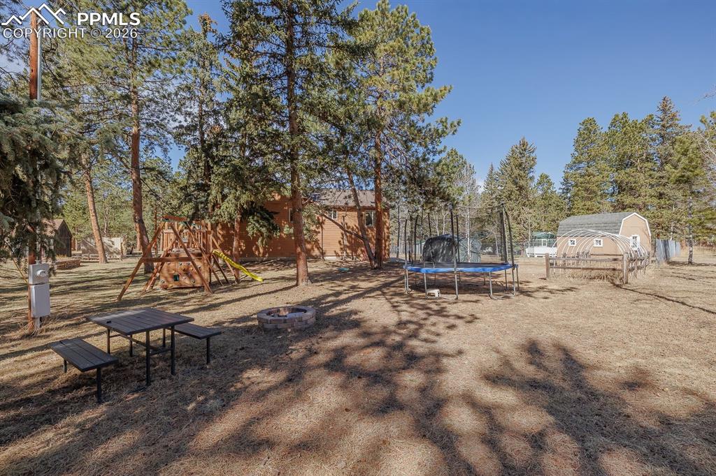 Image 30 of 32: Yard