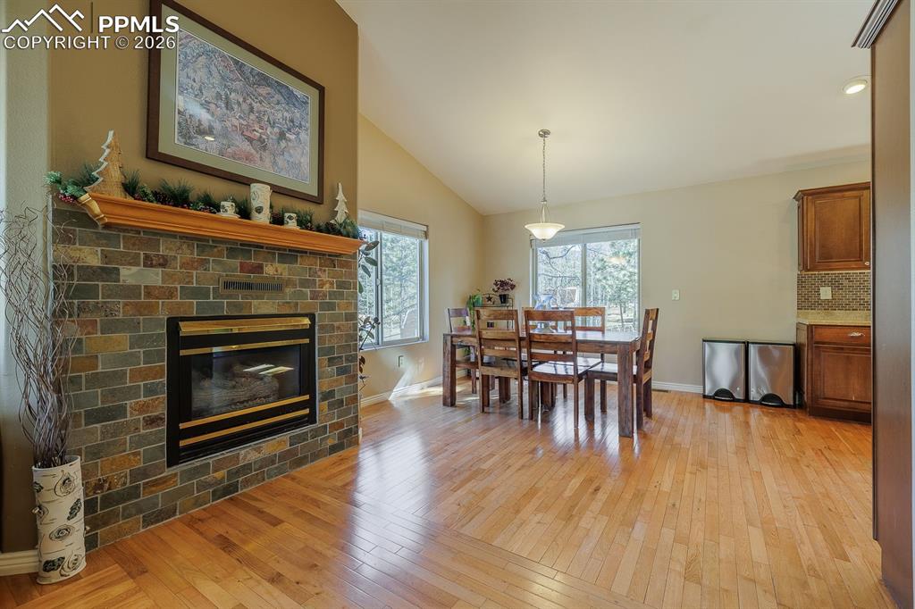 Image 6 of 32: Dining Area