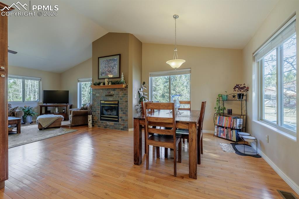 Image 7 of 32: Dining Area