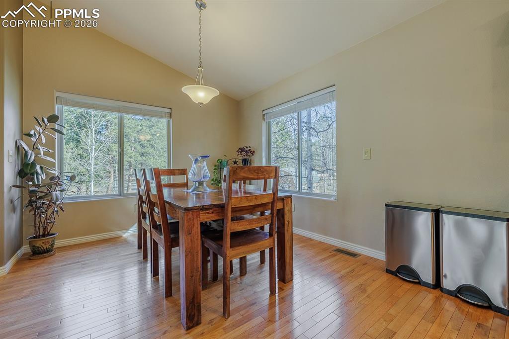 Image 8 of 32: Dining Area