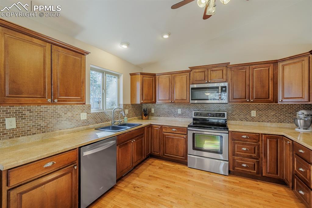 Image 9 of 32: Kitchen