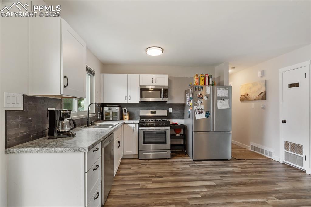 Image 13 of 30: Kitchen