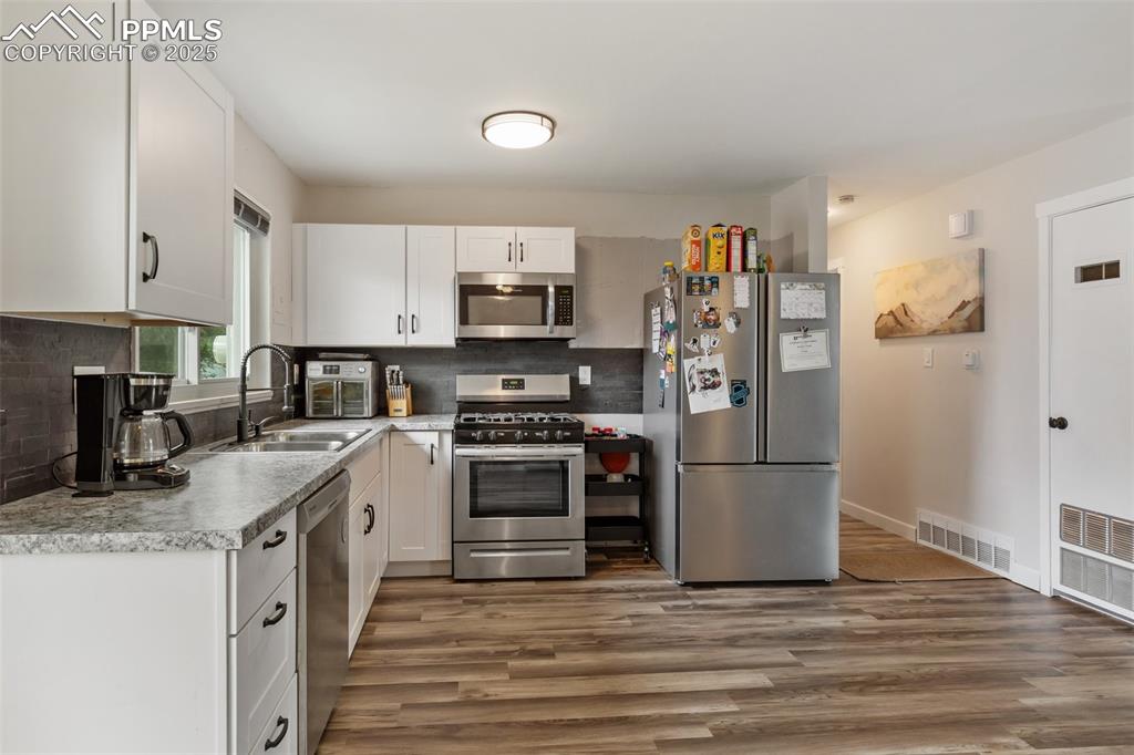 Image 14 of 30: Kitchen