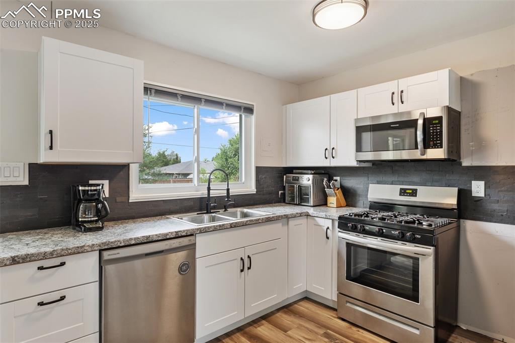 Image 16 of 30: Kitchen