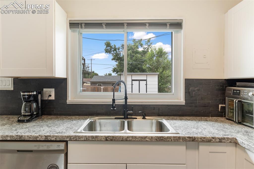 Image 17 of 30: Kitchen