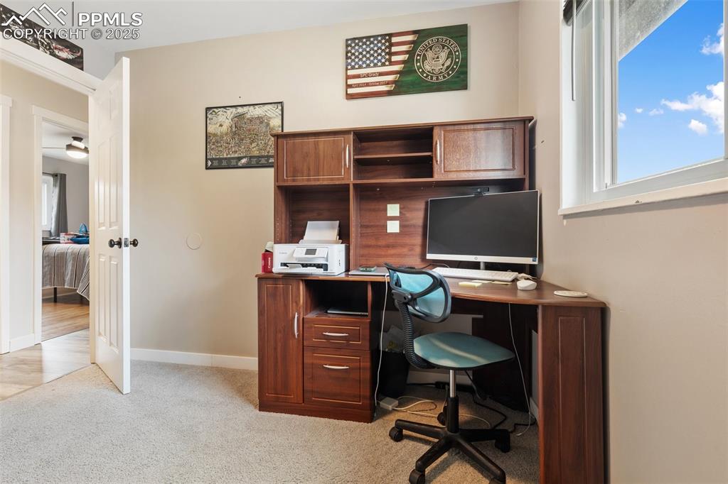 Image 19 of 30: Office