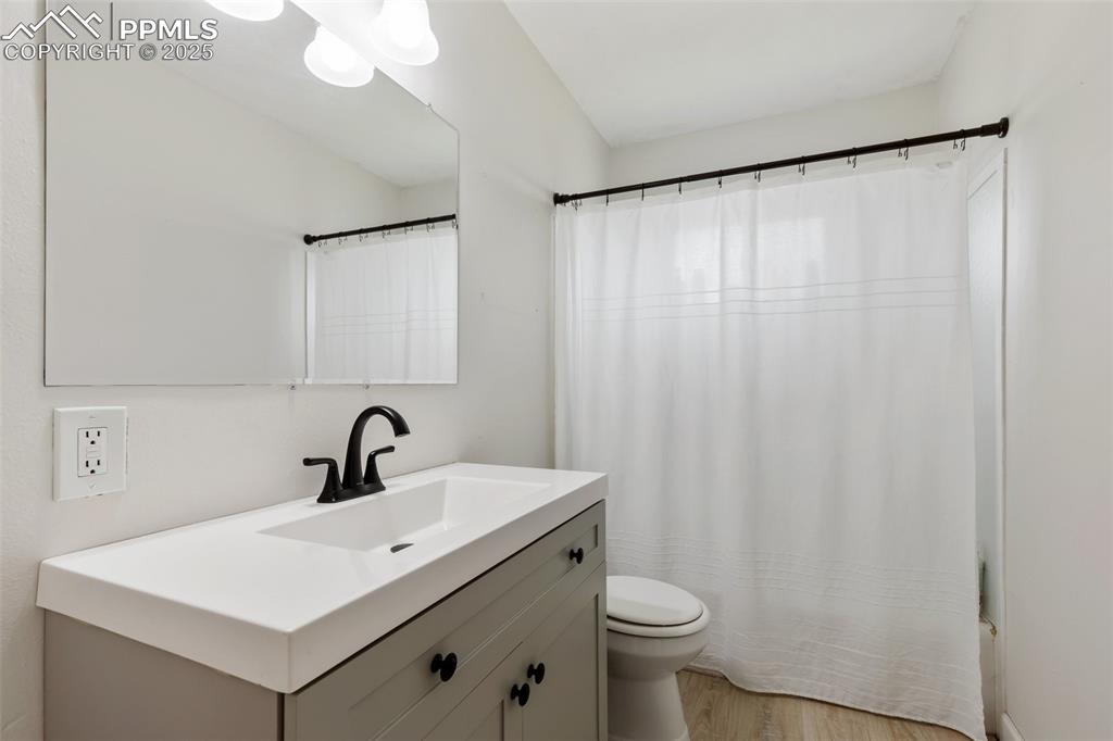 Image 21 of 30: Bathroom