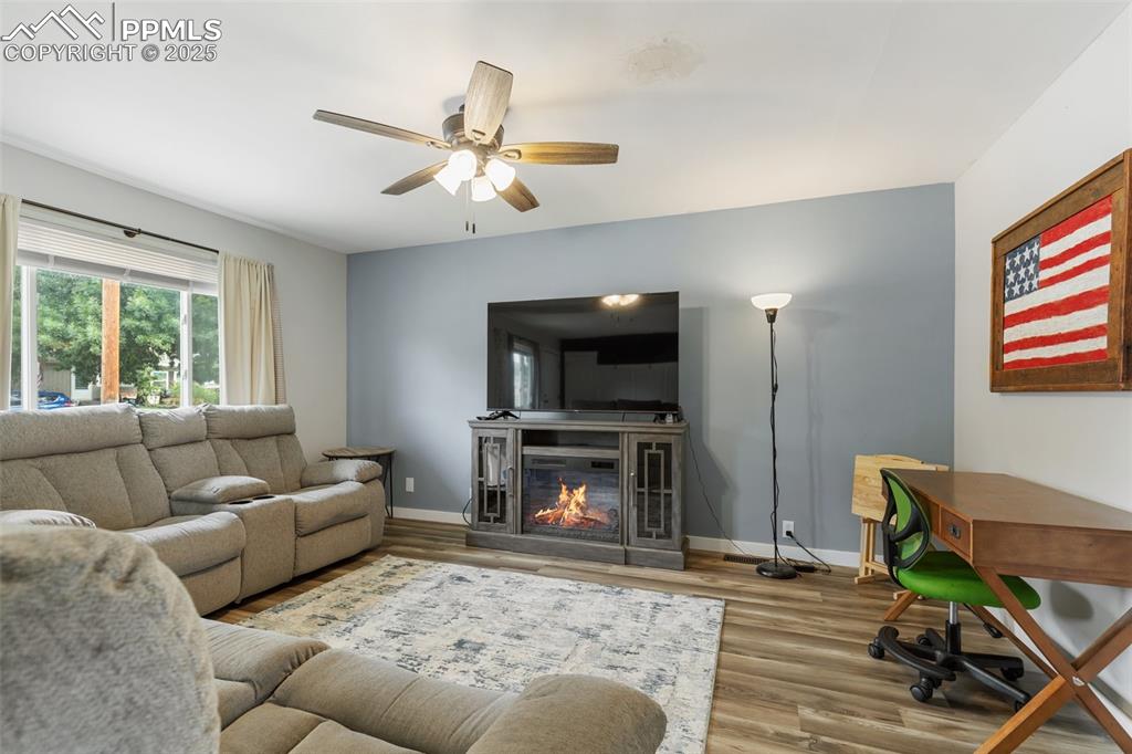 Image 9 of 30: Living Room