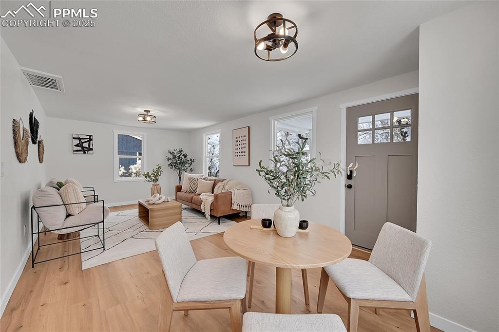 Image 11 of 24: Dining Area