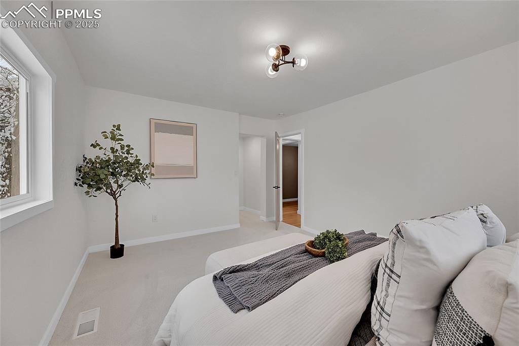 Image 14 of 24: Bedroom