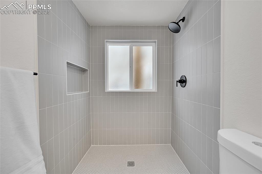 Image 16 of 24: Bathroom