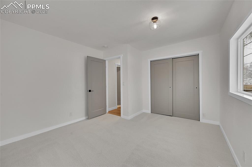 Image 19 of 24: Bedroom