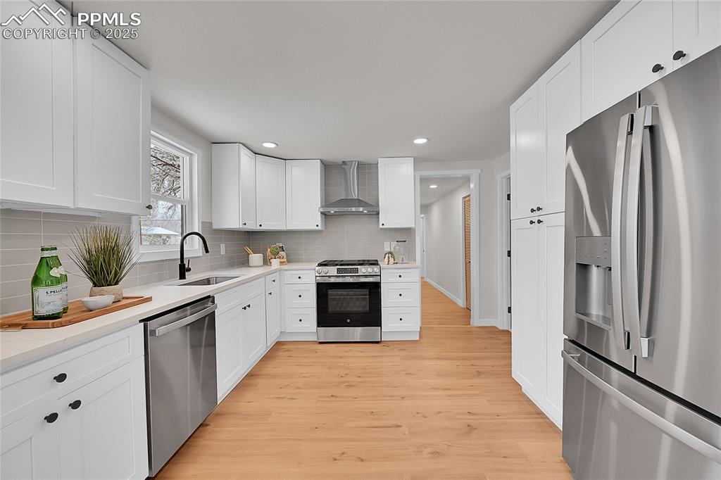 Image 2 of 24: Kitchen