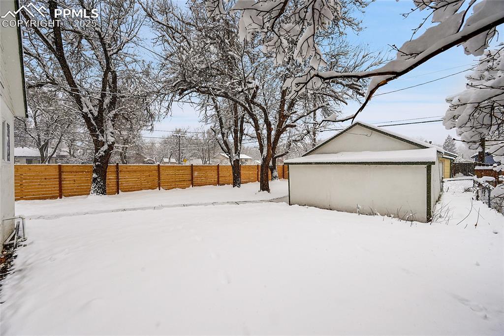 Image 22 of 24: Yard