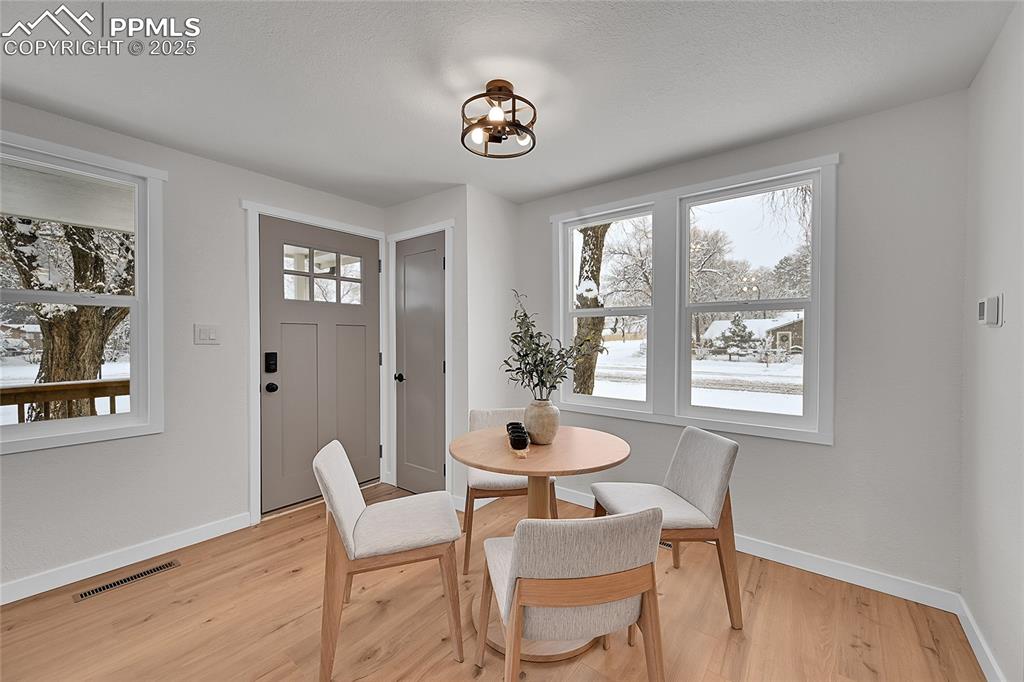 Image 8 of 24: Dining Area