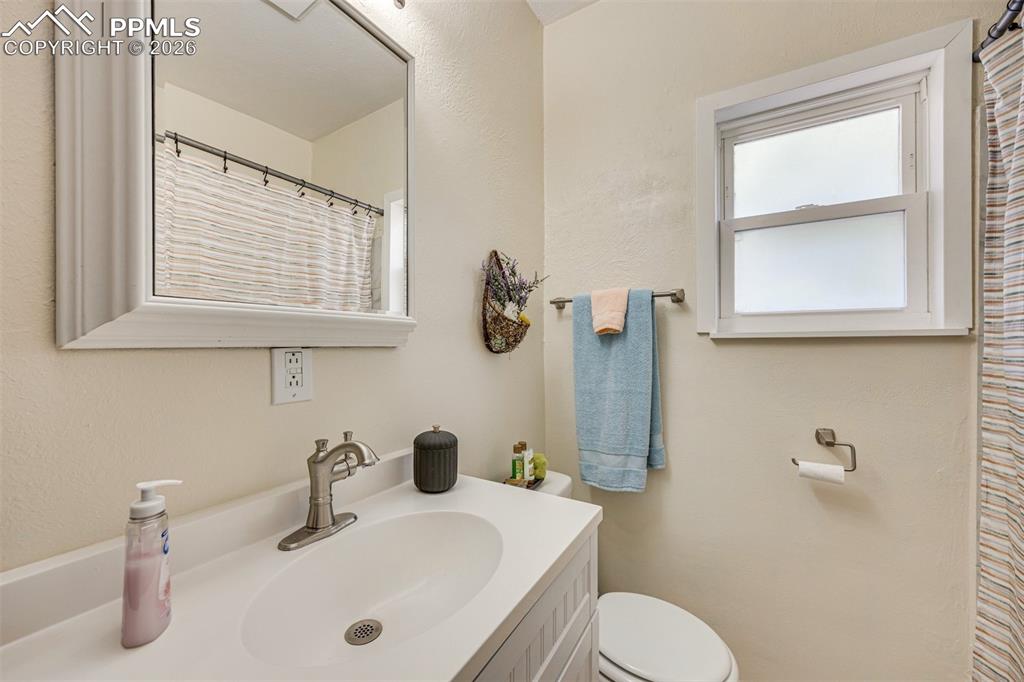 Image 14 of 22: Bathroom