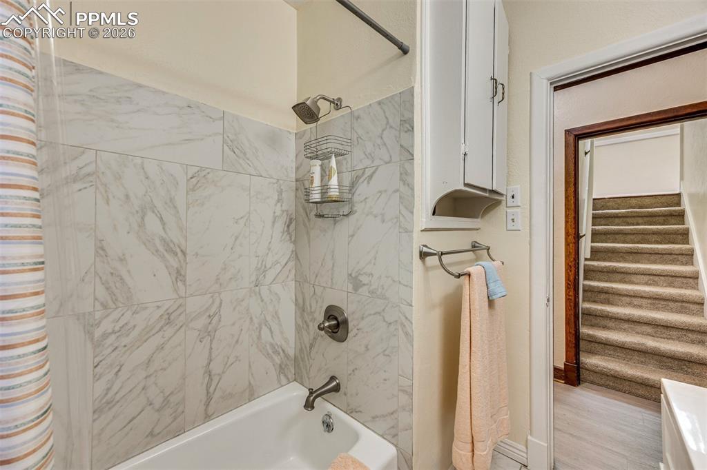 Image 15 of 22: Bathroom