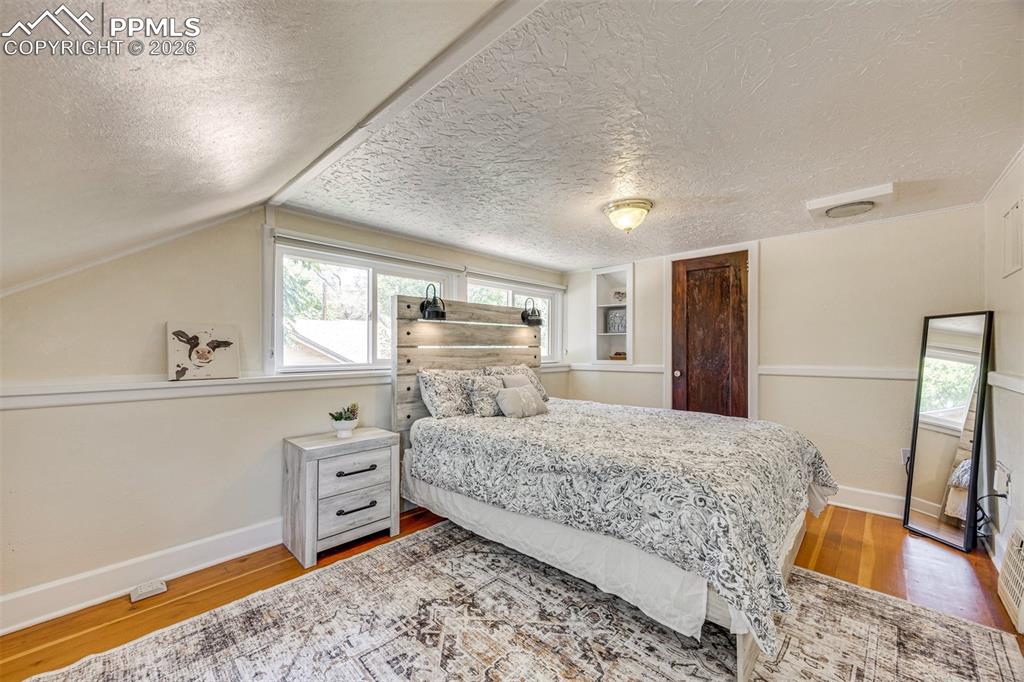 Image 16 of 22: Bedroom