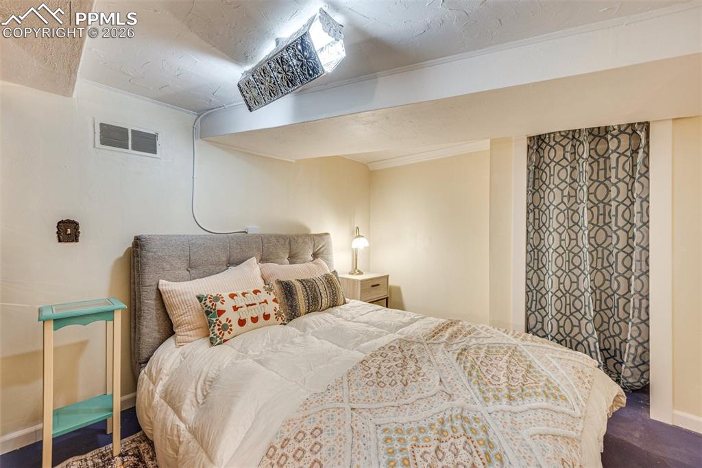 Image 17 of 22: Bedroom