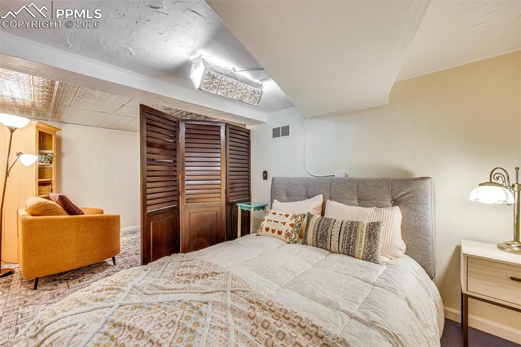 Image 18 of 22: Bedroom