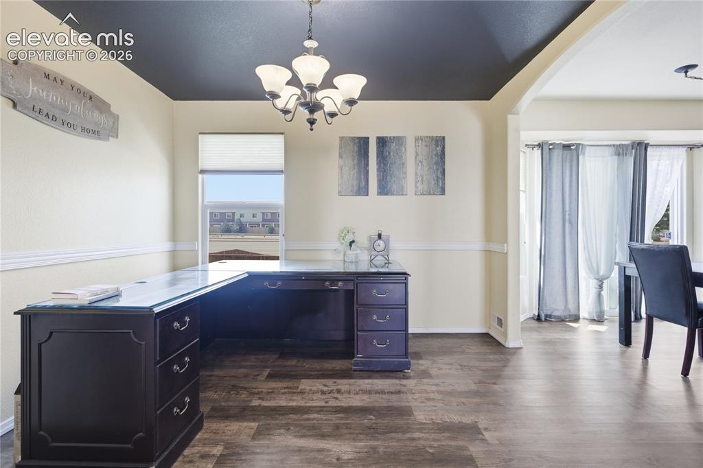 Image 11 of 31: Dining Room