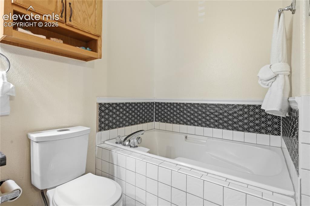 Image 13 of 31: Bathroom