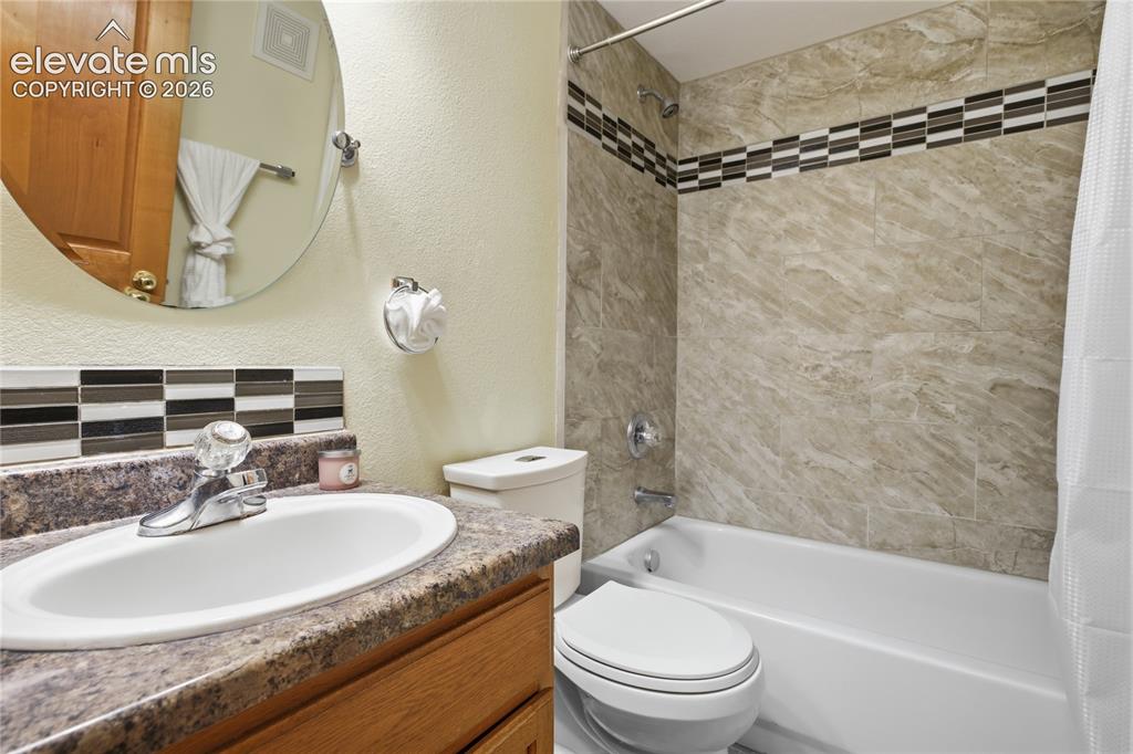 Image 17 of 31: Bathroom