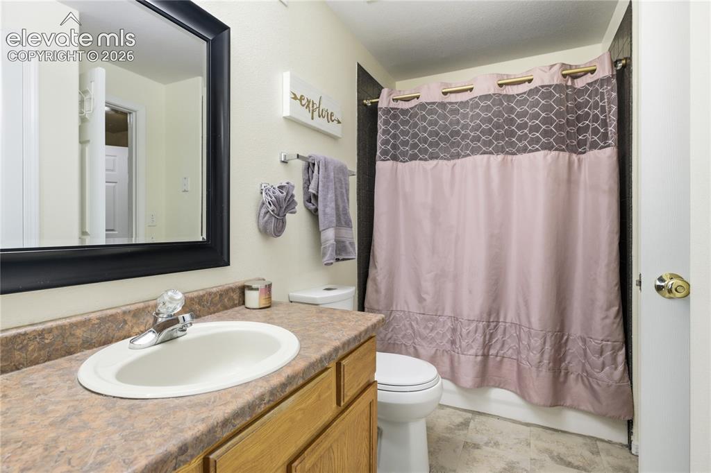 Image 24 of 31: Bathroom