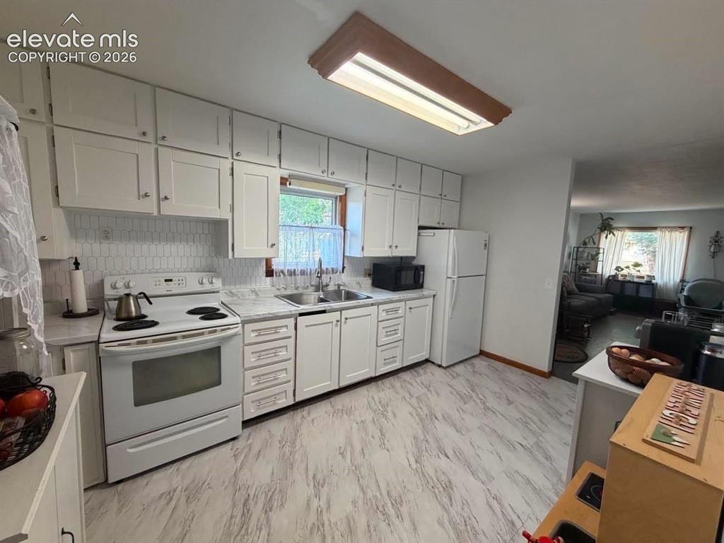 Image 11 of 21: Kitchen