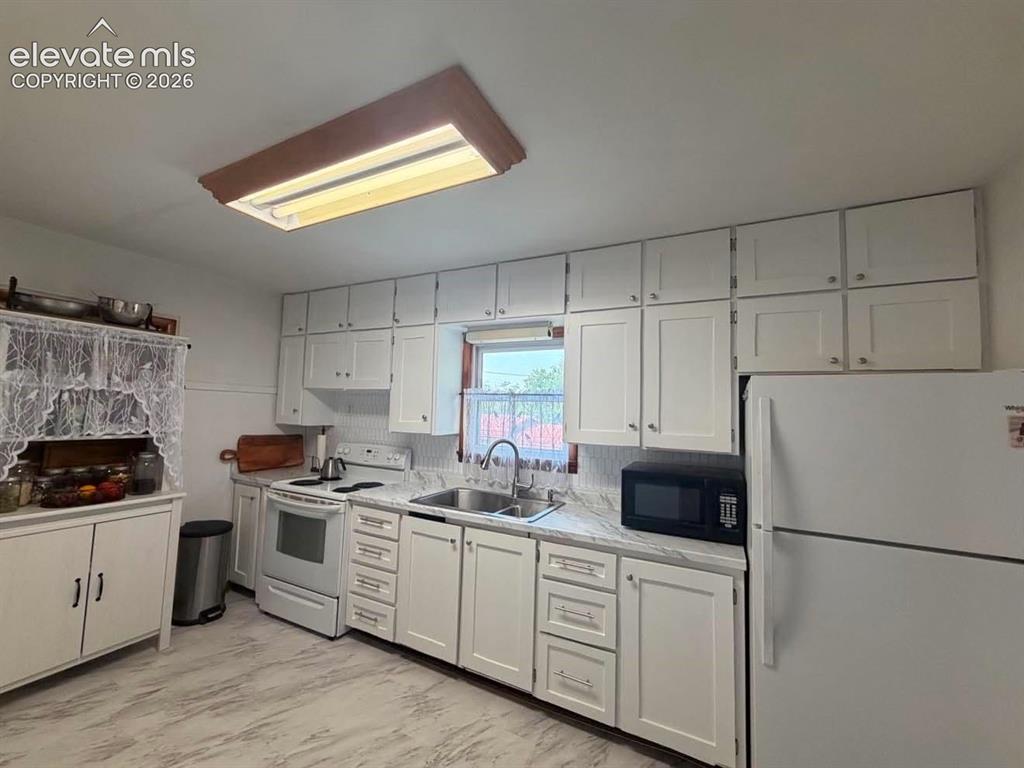 Image 12 of 21: Kitchen