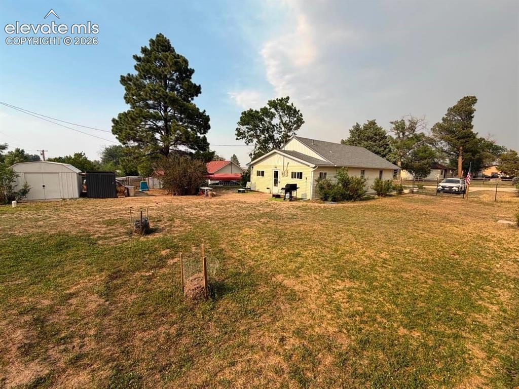 Image 3 of 21: Yard