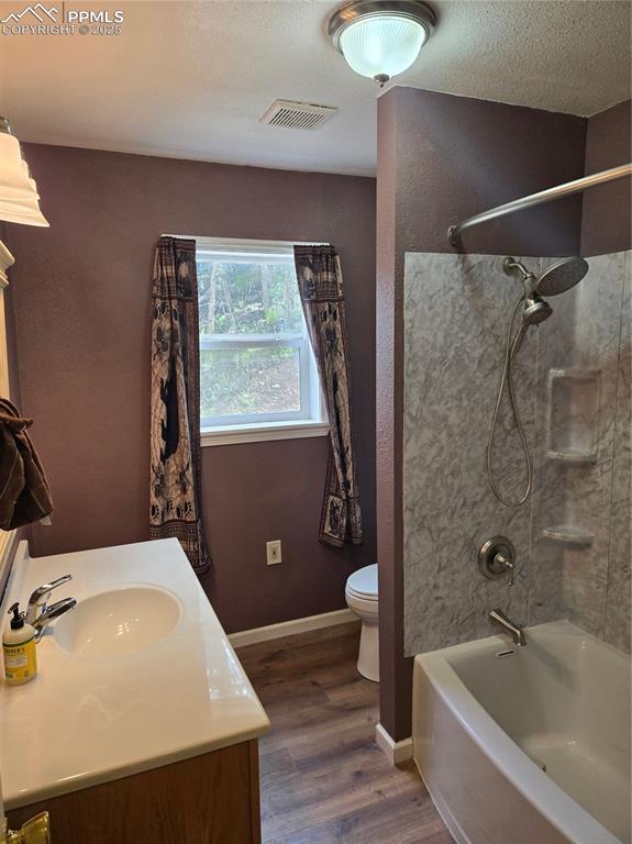Image 18 of 36: Main Level Updated Full Bathroom