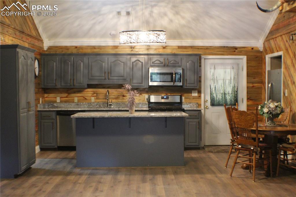 Image 4 of 36: Updated Kitchen w/Beautiful Granite Countertops