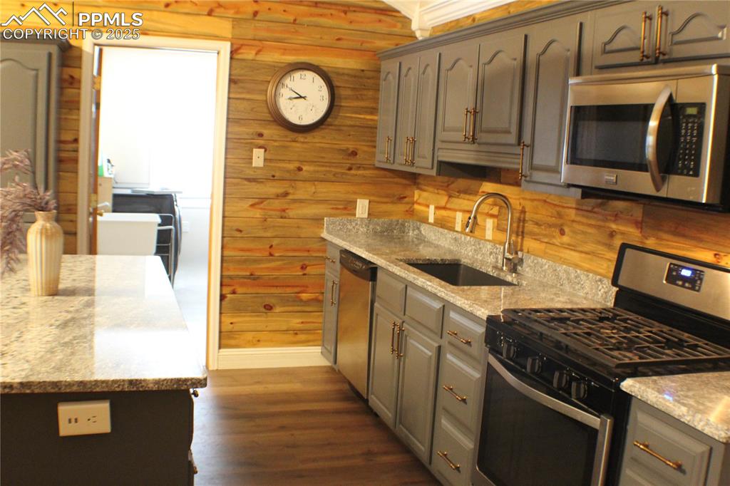 Image 7 of 36: Updated Kitchen w/Beautiful Granite Countertops. All Appliances Included