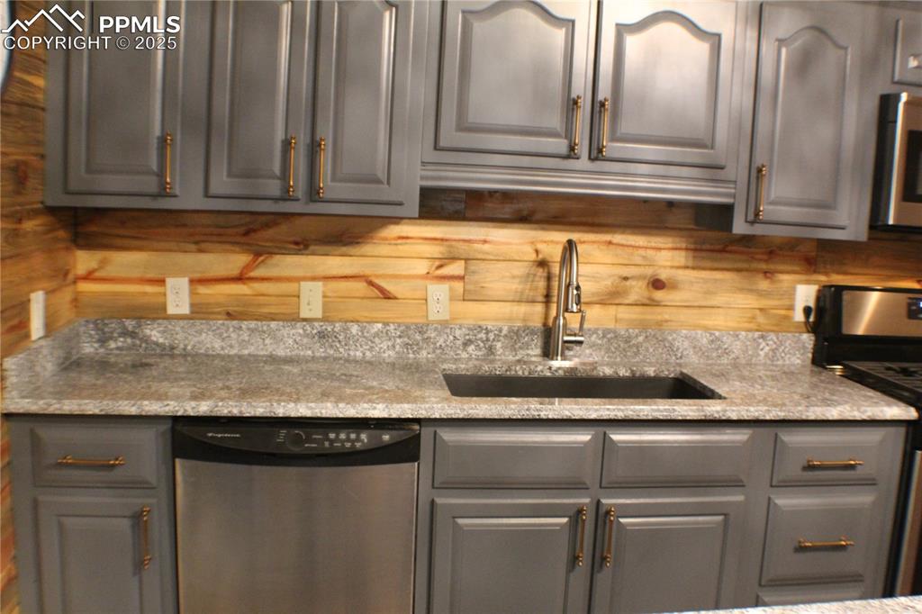 Image 8 of 36: Updated Kitchen w/Beautiful Granite Countertops. All Appliances Included