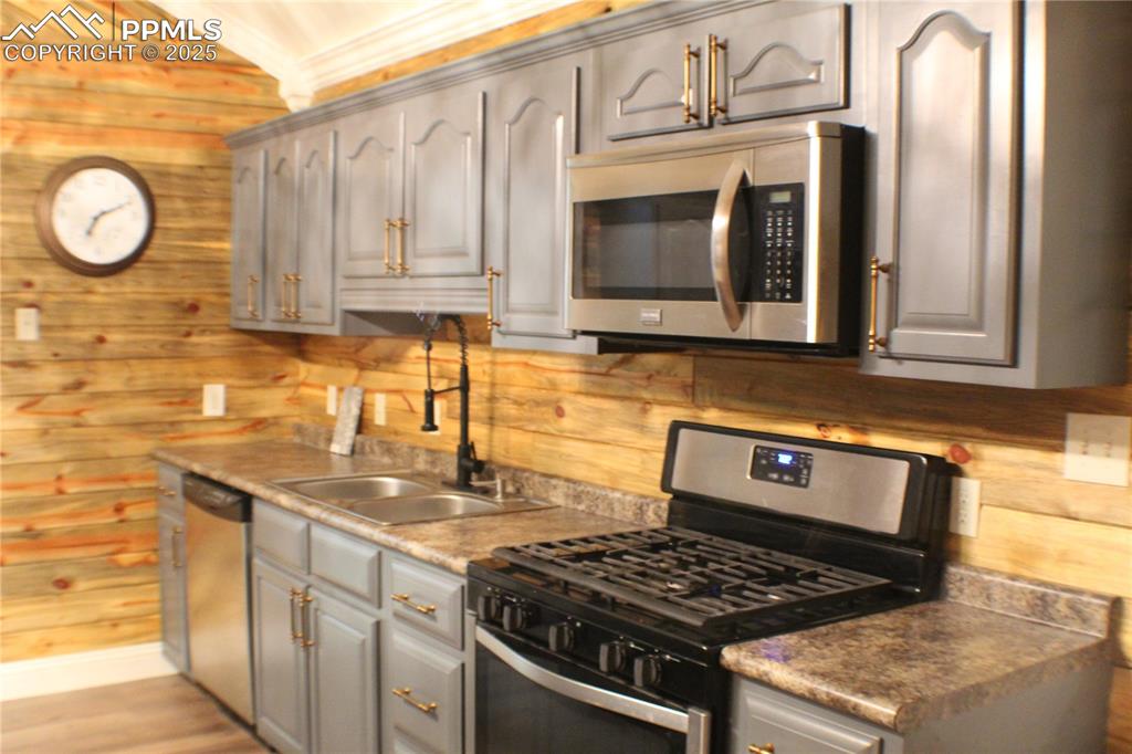 Image 9 of 36: Updated Kitchen w/Beautiful Granite Countertops. All Appliances Included