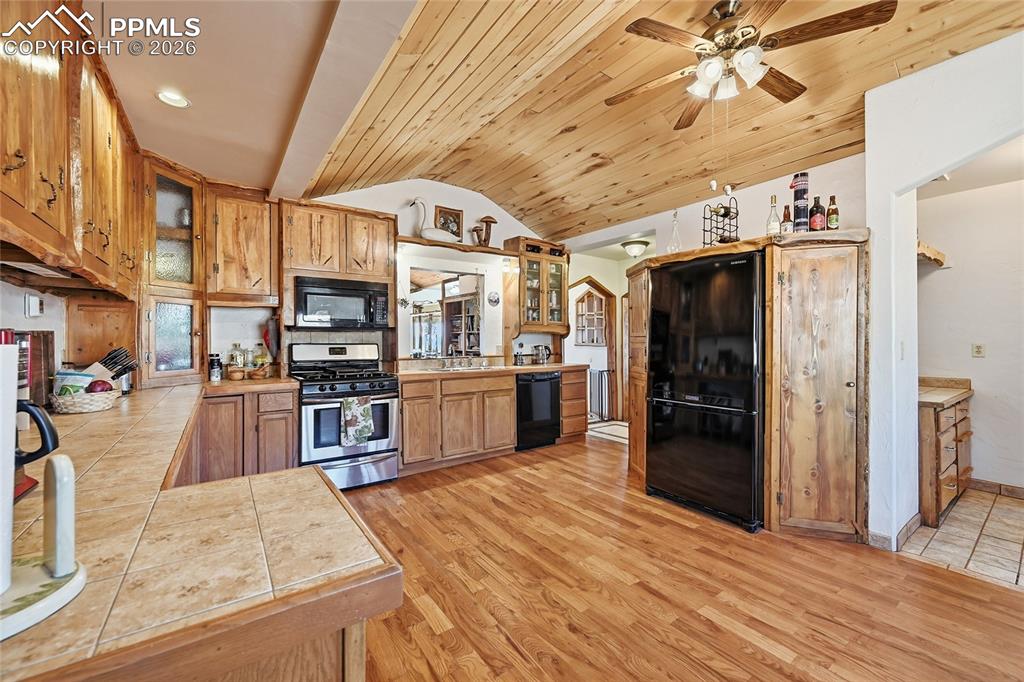 Image 3 of 50: Natural wood with live edge finishes