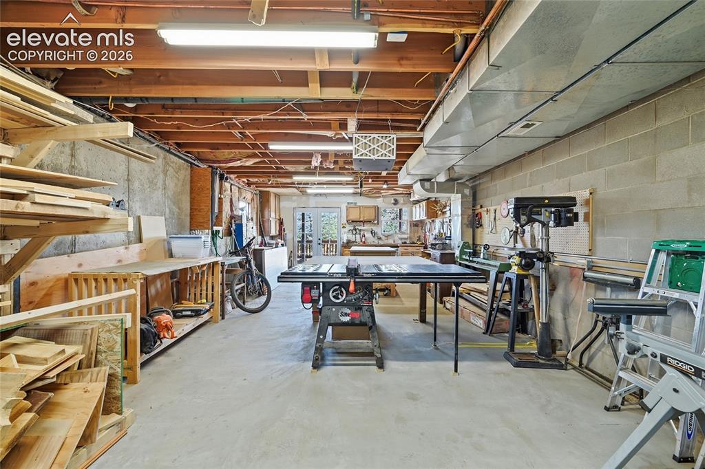 Image 35 of 49: View of the workshop from the rear area. All tools except the table saw re