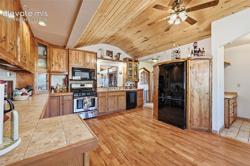 Image 5 of 49: Natural wood with live edge finishes