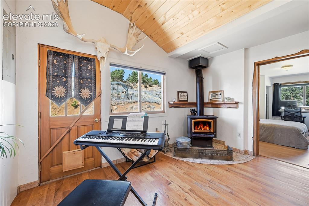 Image 6 of 49: Nice sitting area adjacent to the kitchen
