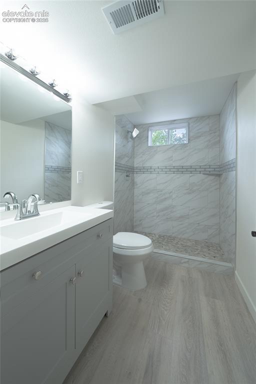 Image 13 of 18: Bathroom