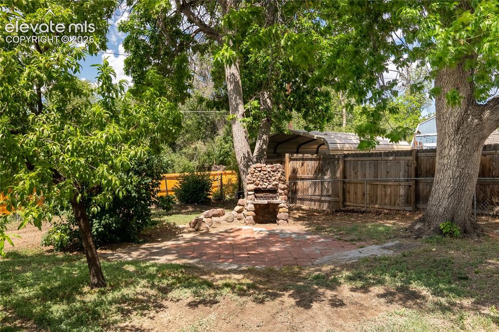 Image 17 of 18: Yard