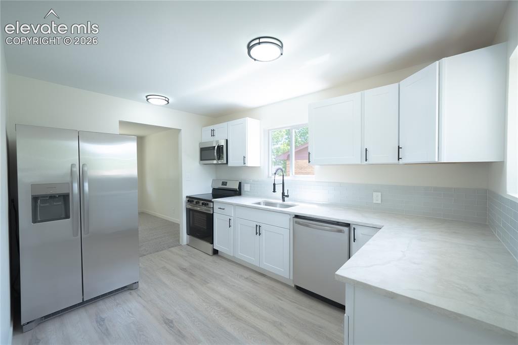 Image 4 of 18: Kitchen