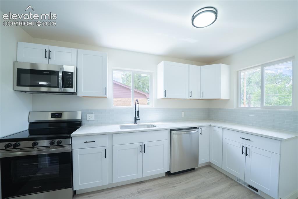 Image 5 of 18: Kitchen