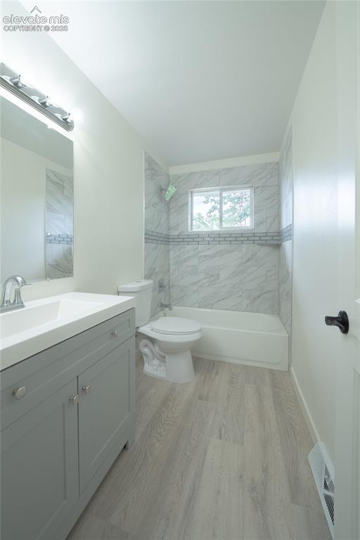 Image 8 of 18: Bathroom