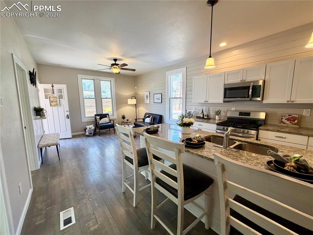 Image 10 of 27: Kitchen