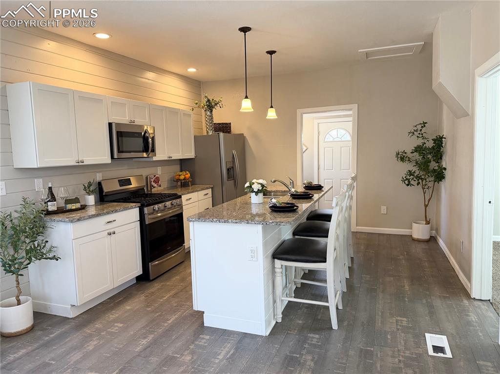 Image 13 of 27: Kitchen