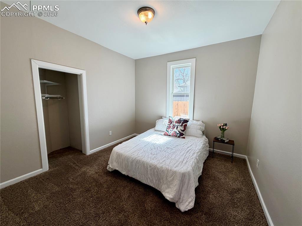 Image 14 of 27: Bedroom