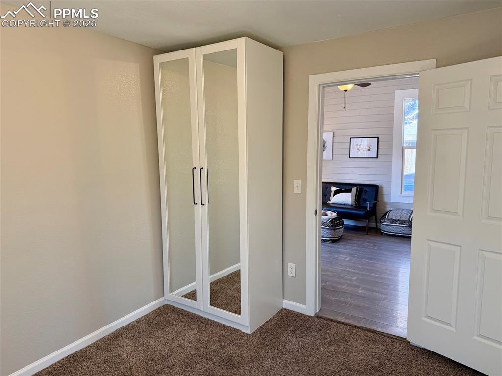 Image 18 of 27: Bedroom