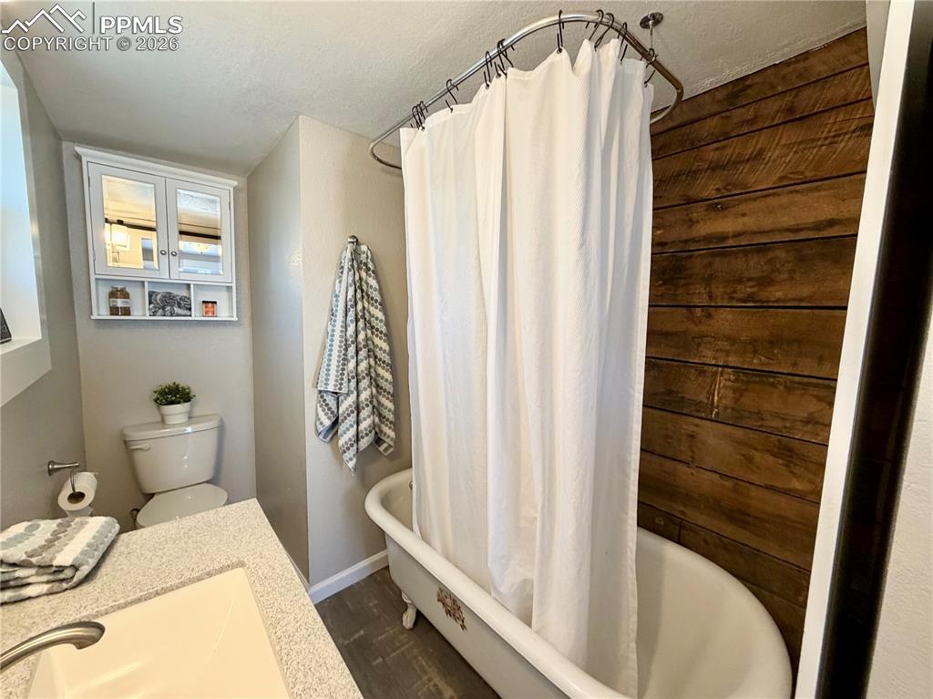 Image 20 of 27: Bathroom